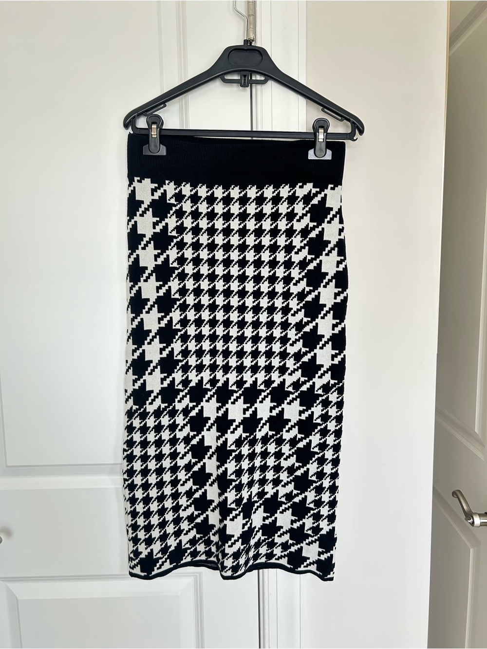 H&M Women’s Black and White Houndstooth Knit Midi Skirt